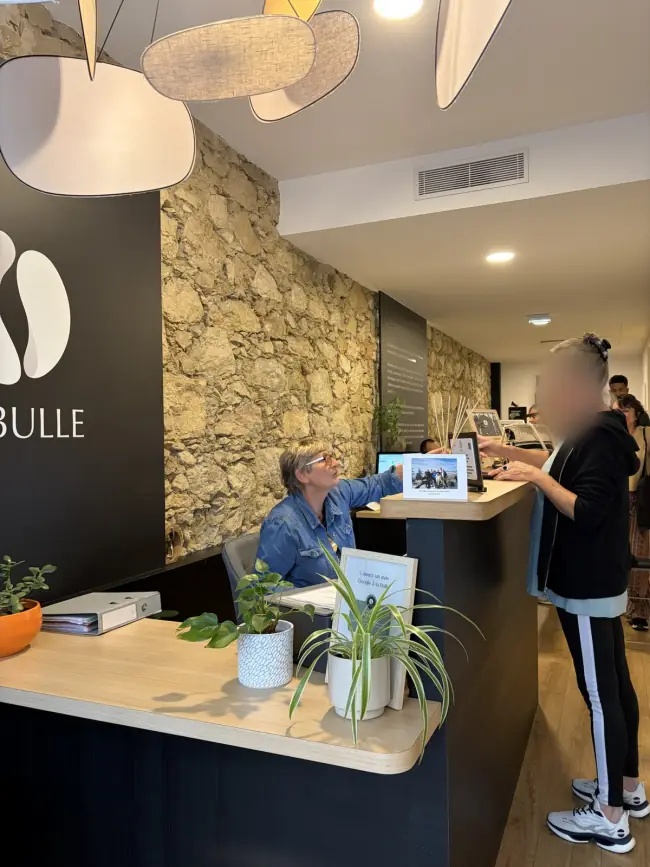 L'accueil de La Bulle, entre le comptoir et le mur de pierre