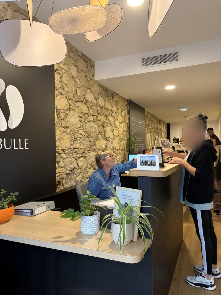 L’accueil et la salle d’attente du cabinet La Bulle