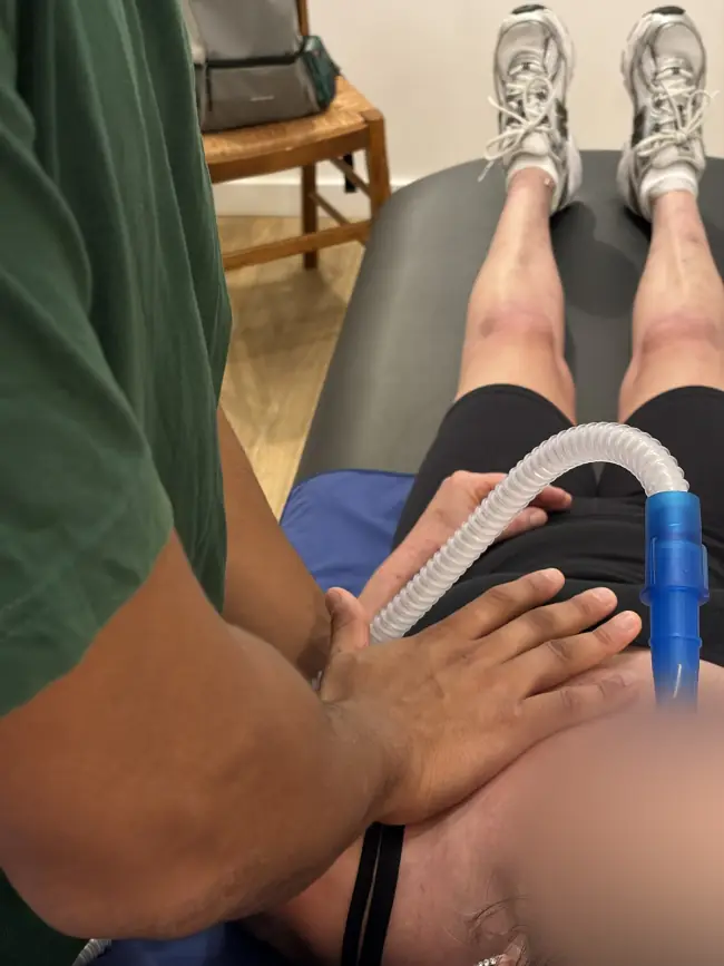 Un soin respiratoire sur une table de consultation