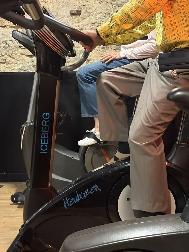 Un exercice sur un vélo du cabinet