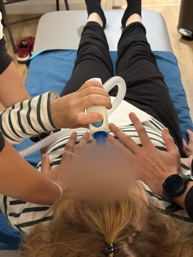 Une séance de soin respiratoire en position allongée