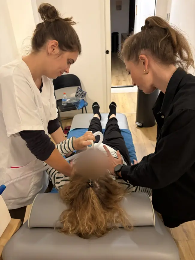 Deux kinésithérapeutes accompagnent une séance de soin