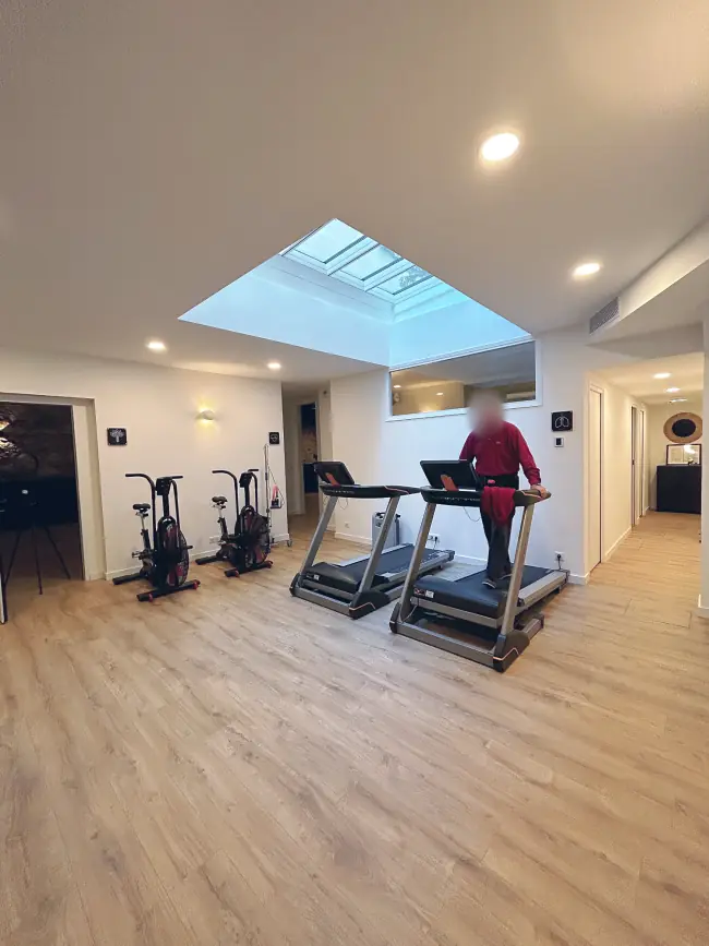 La salle de réentrainement, tapis de course et vélos