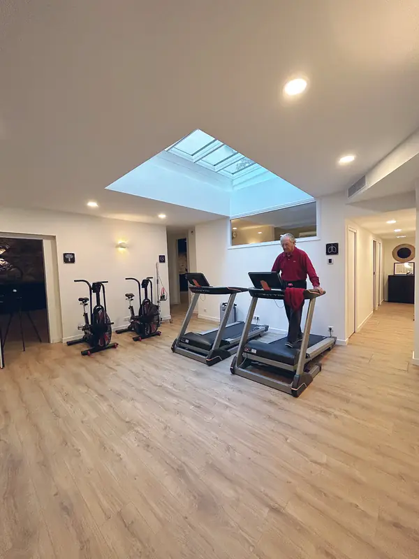 La salle de réentrainement, tapis de course et vélos