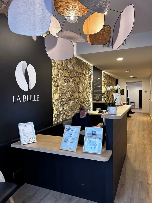 L'accueil de La Bulle, avec le logo sur le mur