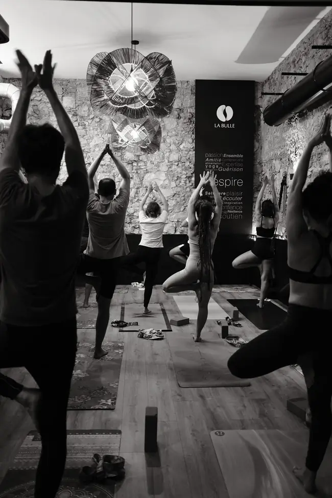 Un cours de yoga debout dans la salle du cabinet