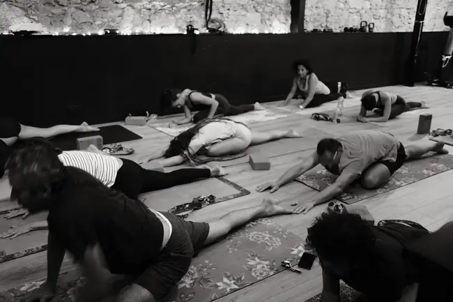 Un temps de repos allongé pendant un cours de yoga