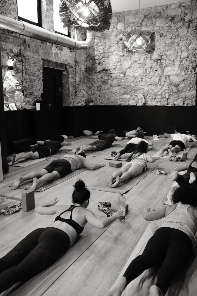 Les participants au repos sur leurs tapis