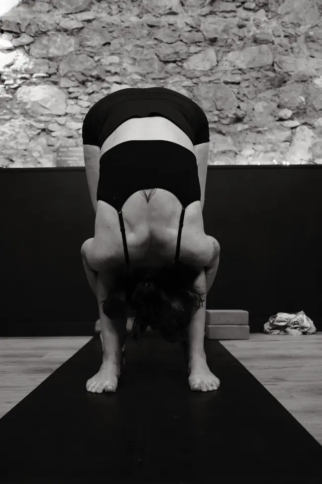 Une flexion debout pendant la pratique du yoga