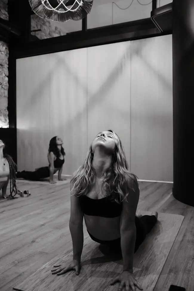 Une posture assise, le regard vers le haut