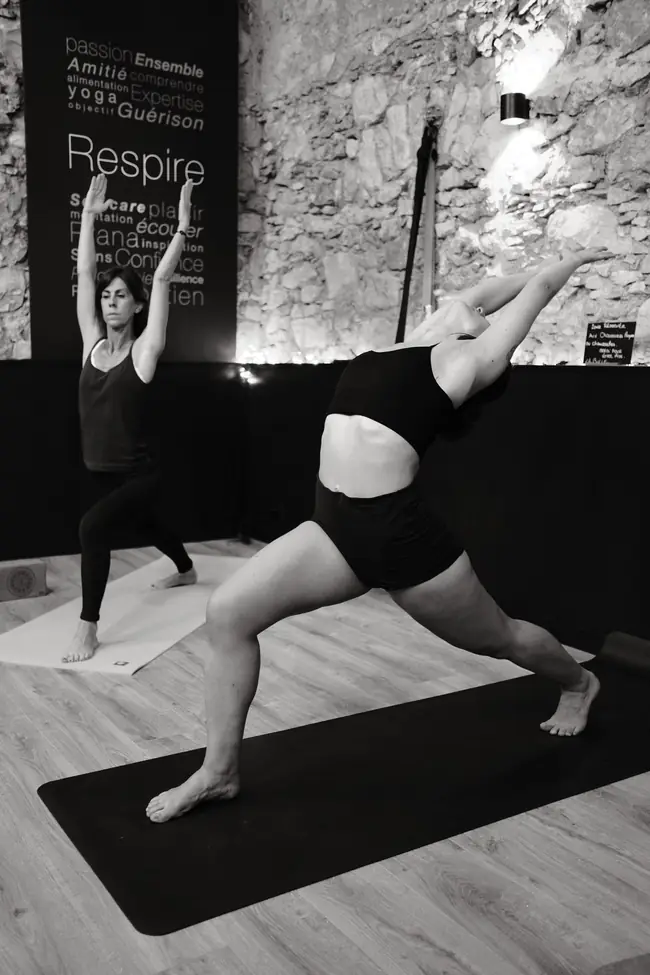 Une posture de yoga dans la salle Respire
