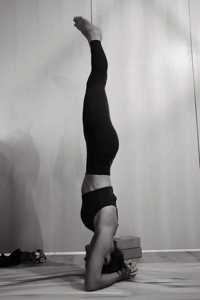 Une posture inversée sur un tapis