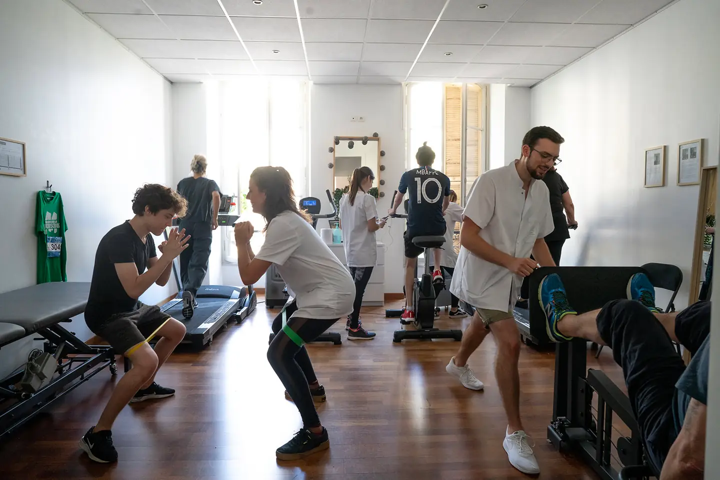 Le plateau technique de La Bulle pendant une séance de réentrainement à l'effort : tapis de course, vélos et exercices au poids du corps