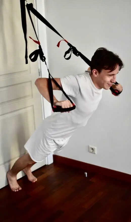 Exercice de renforcement en suspension sur sangles TRX